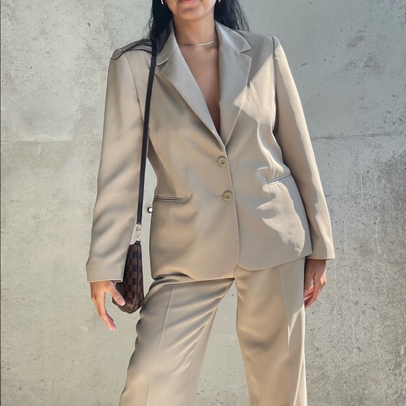 SUIT - Picture 6 of 7